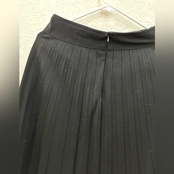 Midi Pleated black skirt | size 6 - Picture 2 of 6